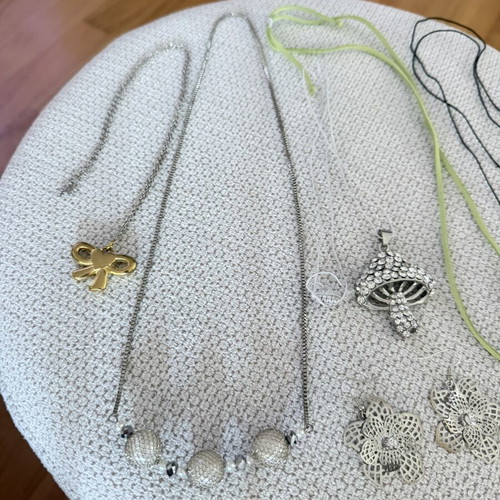 Necklaces and earrings set like new, multicolor, 5 necklaces and 1 pair of earrings