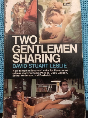 Two Gentlemen Sharing μεταχειρισμένο βιβλίο στα αγγλικά από David Stuart Leslie