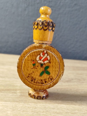 Vintage ξύλινο μπουκάλι αρώματος από τη Βουλγαρία μεταχειρισμένο