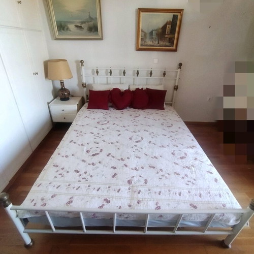 Double bed with nightstand like new, includes mattress