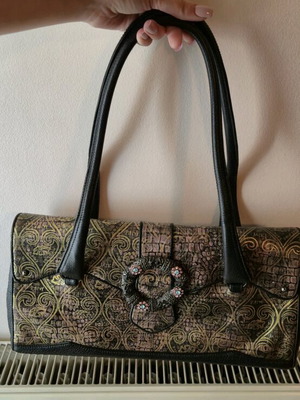 Leather shoulder bag like new with buckle and unique design