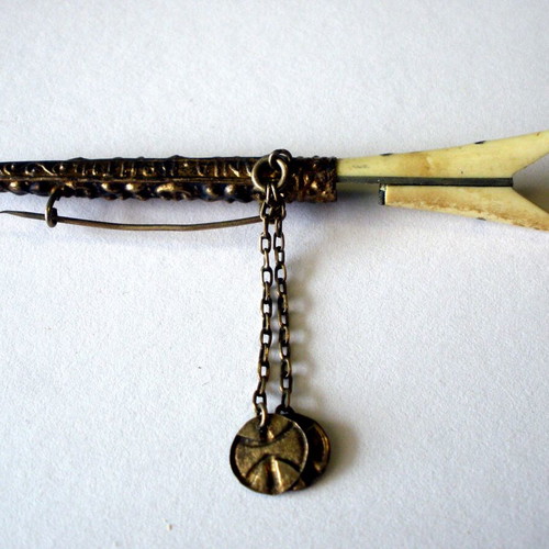 Vintage women's pins used, brown and gold colors