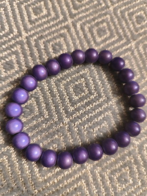 Elastic bracelet with metallic purple beads like new