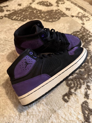 Jordan Air Jordan 1 Mid αθλητικά παπούτσια σε μαύρο και μωβ, μέγεθος 36