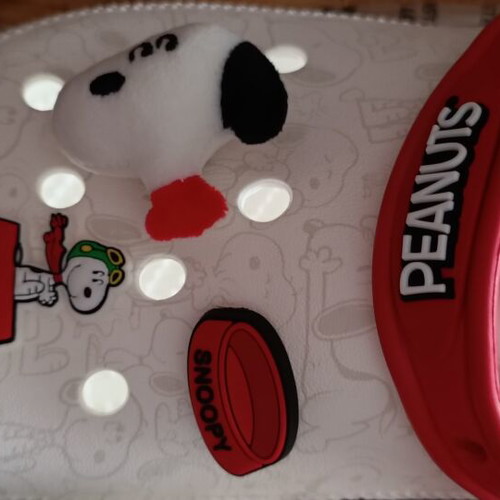 Crocs Peanuts Snoopy Unisex Size 41-42 New in Packaging