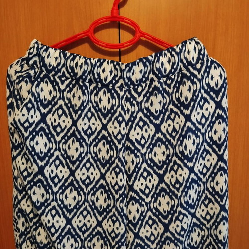 Queen of Hearts pants with blue black print like new, size M