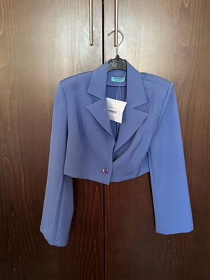 Σετ Trqz καινούργιο με ετικέτες, μπλε φούστα και cropped σακάκι