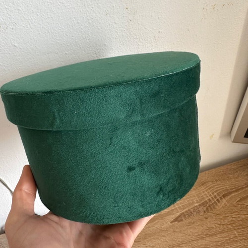 Velvet round gift box