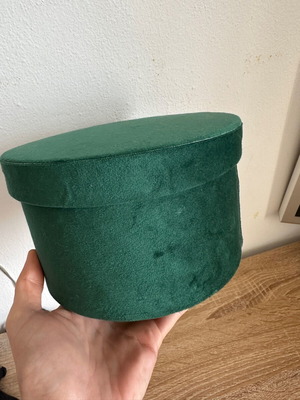 Velvet round gift box