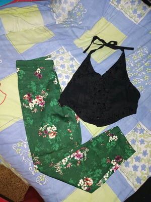 Πράσινο παντελόνι λουλουδάτο & Μαύρο crop top δένει στον ευχένα και στην πλάτη