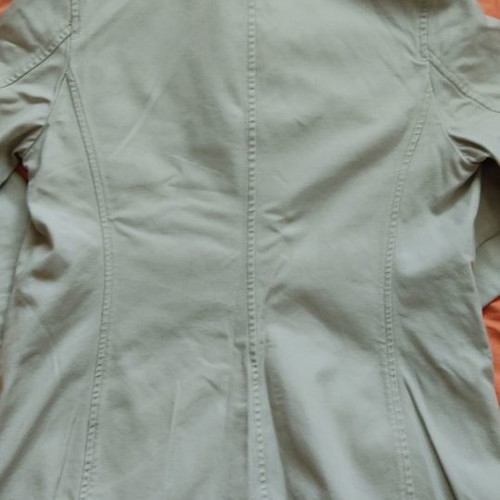Summer short trench coat used in beige-gray color