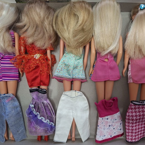 Lot of five dolls like new with extra clothes