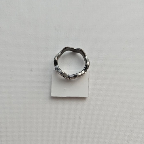 Wavy silver ring with rhinestones used by Άπεφθον