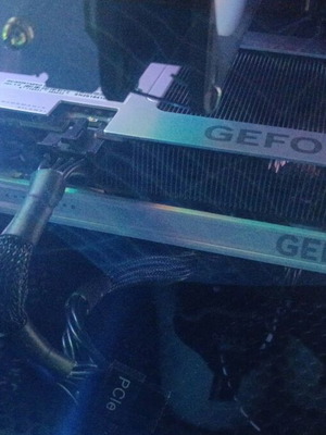 Gigabyte RTX 5060 Ti 16GB κάρτα γραφικών, άσπρη, με κουτί