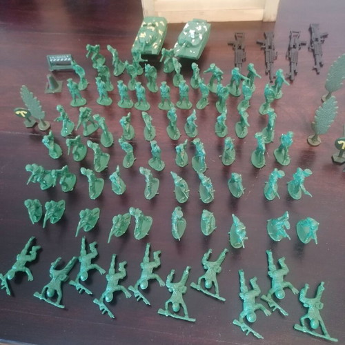 Plastic toy soldiers used, pack of 75+ pieces