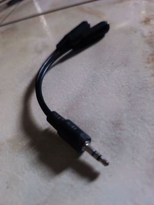 Audio splitter cable for connecting two speakers like new