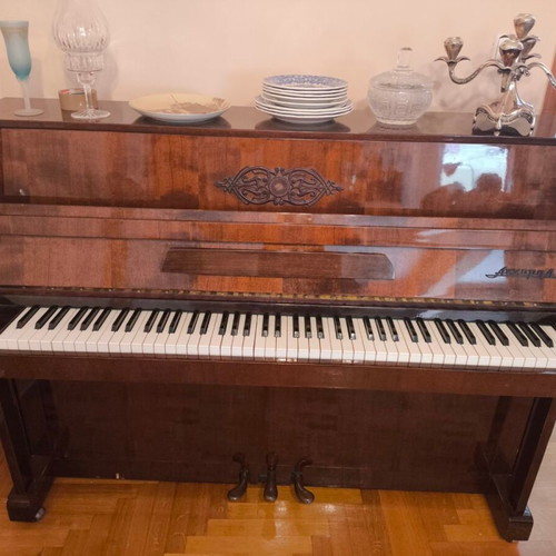 Akkopq Piano like new with three pedals