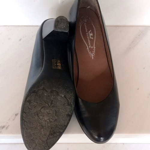 Black leather shoes size 41.