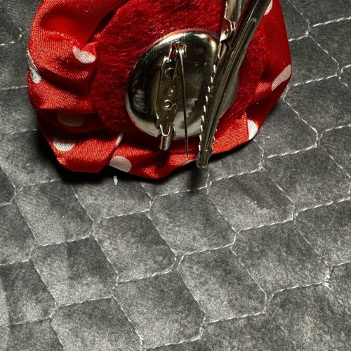 Rose-shaped brooch new, white and red