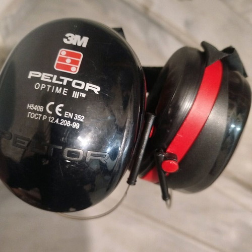 3M Ear Muffs new with excellent sound insulation