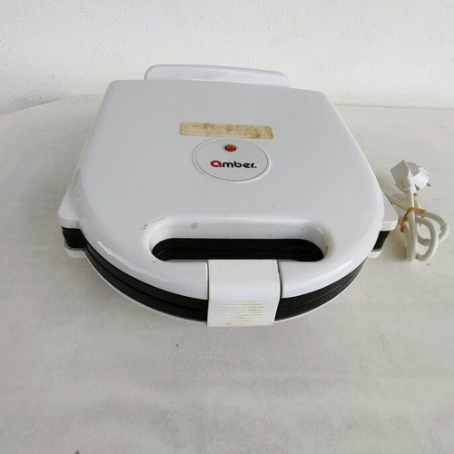 Amber sandwich maker used for 4 toasts and 8 cheese pies