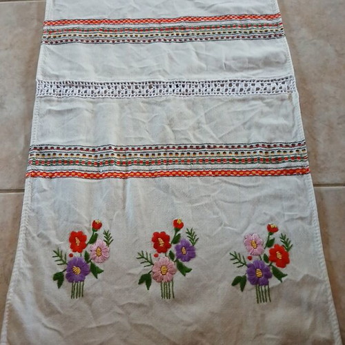 Table runner used with embroidered flowers 57x37 cm
