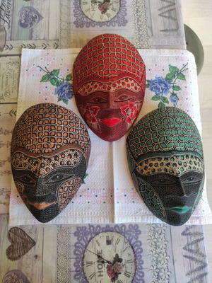 Σετ 3 ξύλινες μάσκες Batik από την Ινδονησία, ζωγραφισμένες στο χέρι, 22 εκ ύψος, σε άψογη κατάσταση