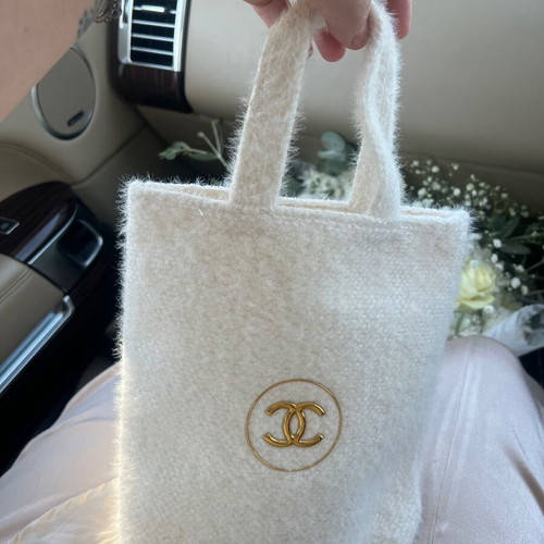 Chanel τσάντα από λευκό μαλλί για τα Χριστούγεννα σαν καινούργια