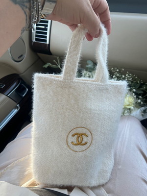 Chanel τσάντα από λευκό μαλλί για τα Χριστούγεννα σαν καινούργια
