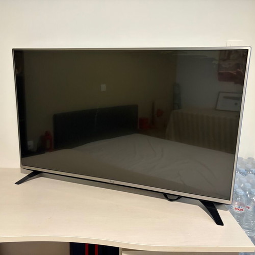 LG TV Lg-49LH541V used with broken panel for spare parts