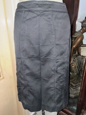 Burberry skirt black like new, timeless