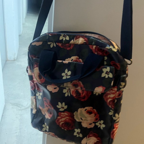 Floral bag like new with multiple compartments and crossbody strap