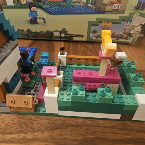 Lego Minecraft The Crafting Box 4.0 (21249) set