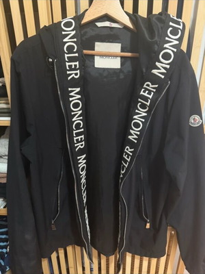Μπουφάν Moncler μεταχειρισμένο, μέγεθος M, μαύρο