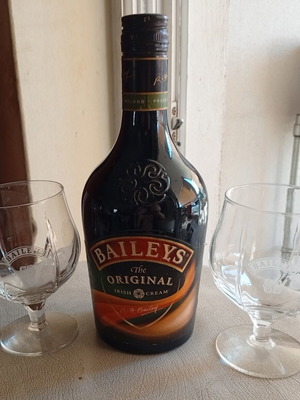 Baileys The Original Irish Cream with Two Branded Glasses like new