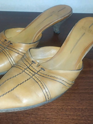 Brown high heel shoe size 39 used with minimal wear
