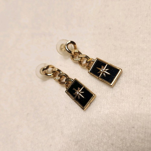 Chain earrings hanging with discreet design