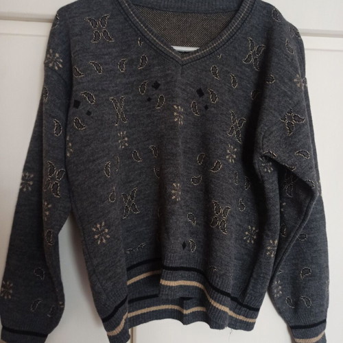 Boho gray V-neck sweater with patterns like new, one size