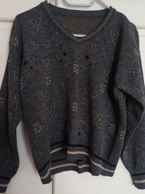 Boho gray V-neck sweater with patterns like new, one size