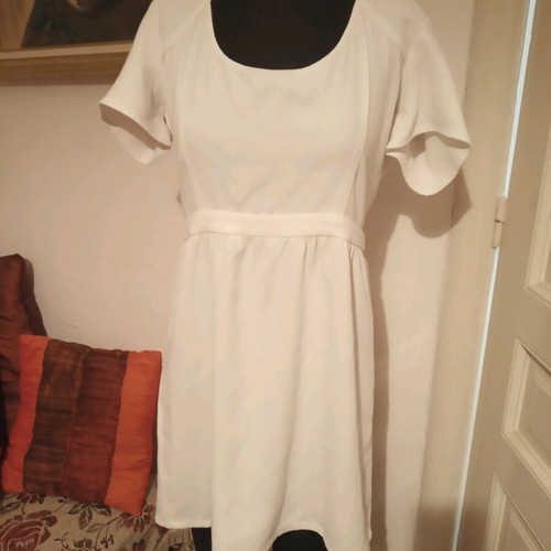 Short-sleeve dress used, size M, with back opening and bow