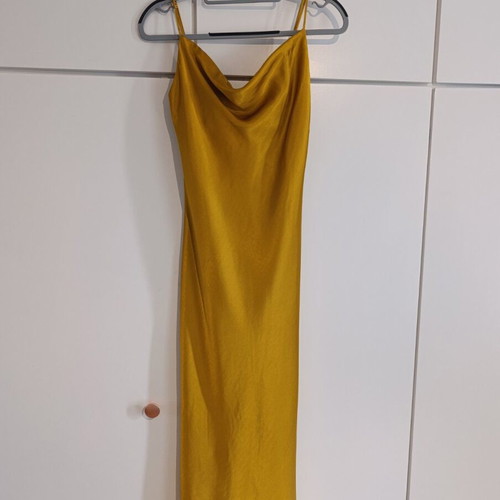 slim fit dress slacks ZARA. Long champagne-colored satin dress. TM – Hibuy market