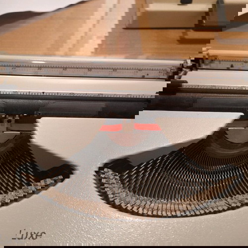 Γραφομηχανή Olympia-Aeg Traveller De Luxe μεταχειρισμένη, 80ς με βαλιτσάκι