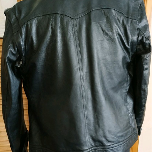 Leather jacket unisex like new, black with detachable sleeves