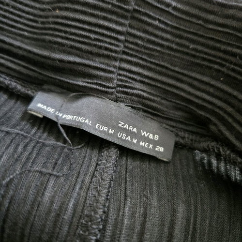 Zara pleated skirt medium black like new