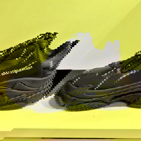 Πρωτότυπα αθλητικά παπούτσια Balenciaga Triple S, χωρίς σημάδια χρήσης.
