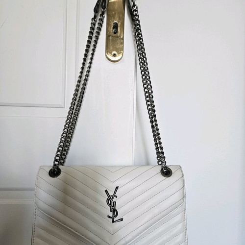 White shoulder bag with zipper and inner pockets
