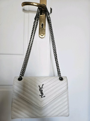 White shoulder bag with zipper and inner pockets