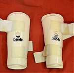  Δύο παιδικά ζευγάρια NIKE γάντια τερματοφύλακα και επικαλαμίδες (30 ευρώ)