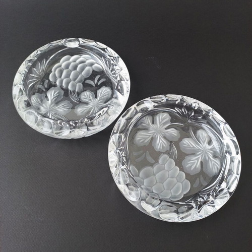 Set of 2 vintage glass ashtrays like new