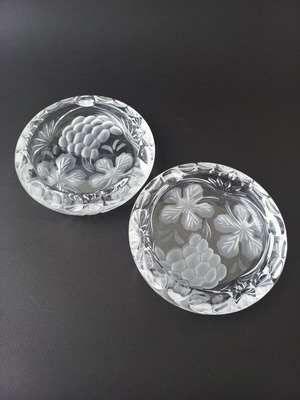 Set of 2 vintage glass ashtrays like new